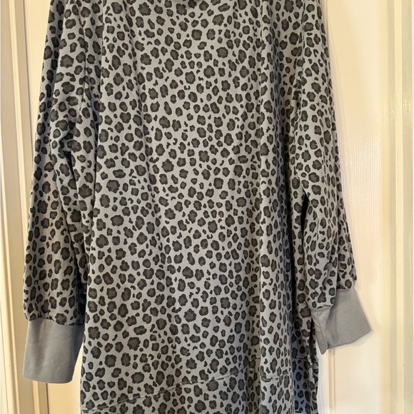 V-neck cheetah sweatshirt - Picture 3 of 3